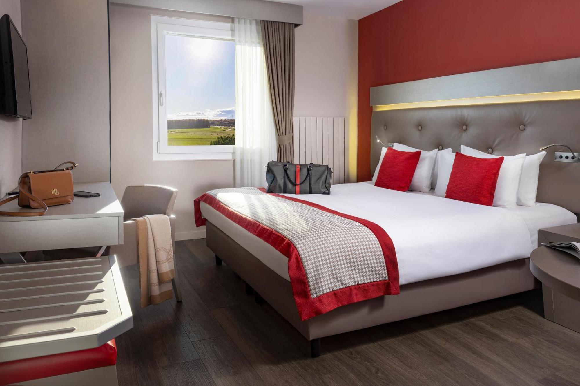 Everness & Hotel